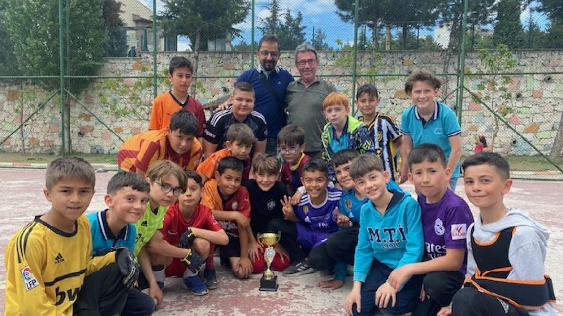 2024-2025 EĞİTİM-ÖĞRETİM YILI FUTBOL TURNUVAMIZIN ŞAMPİYONU 4/D SINIFI OLDU...